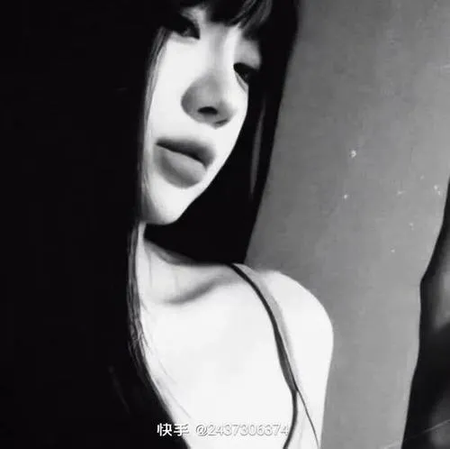 Hình ảnh đen trắng soi chiếu phụ nữ và ký ức