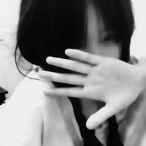 Hình ảnh đen trắng phản chiếu cô gái và hồi ức