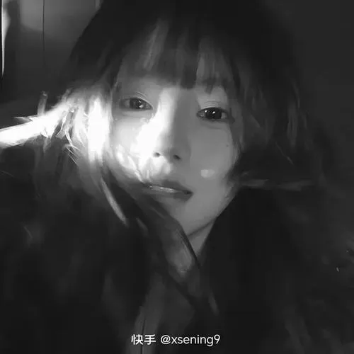 Hình đại diện cute đen trắng thể hiện cô gái với đường nét mềm