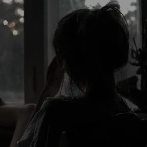 Ảnh đại diện đen trắng nhấn người phụ nữ trong ánh sáng thấp