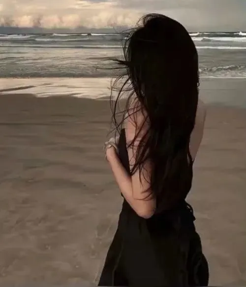 Ảnh đại diện cô gái quay lưng cho người thích sự riêng tư tinh tế