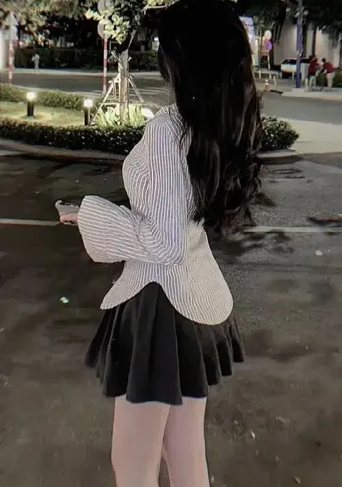 Ảnh avatar Facebook cô gái quay lưng ánh sáng mềm