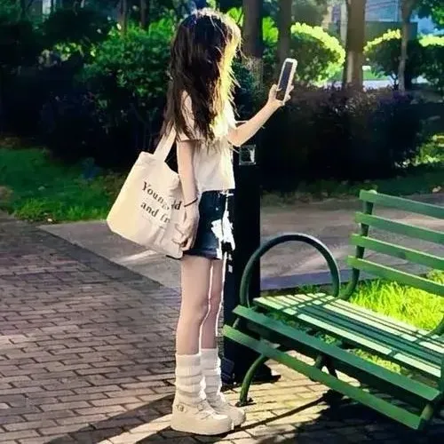 Hình đại diện cô gái quay lưng tạo khoảng lặng giữa mạng xã hội ồn ào