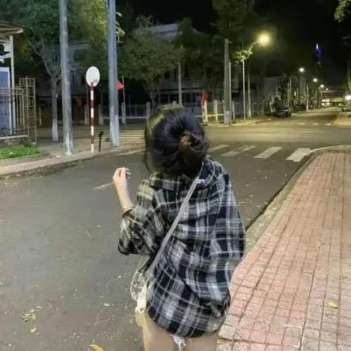 Mái tóc dài và bờ vai dẫn cảm xúc mơ hồ