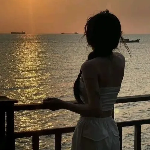 Ảnh cá nhân Zalo cô gái quay lưng khoảng lặng