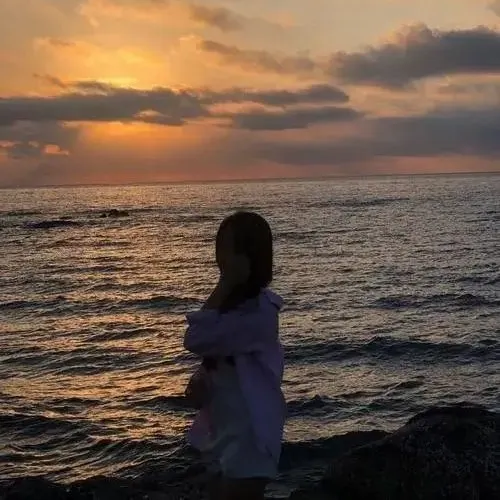 Ảnh đại diện giấu mặt cô gái quay lưng kín đáo