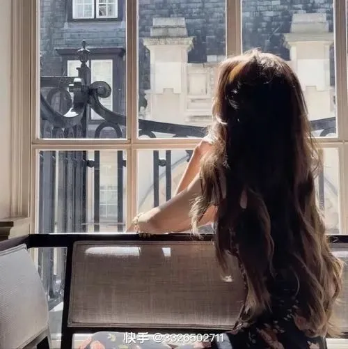 Bố cục thị giác giữ khoảng trống đầy gợi mở