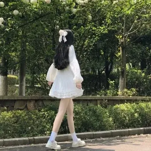 Hình profile cô gái quay lưng với phông nền tối giản