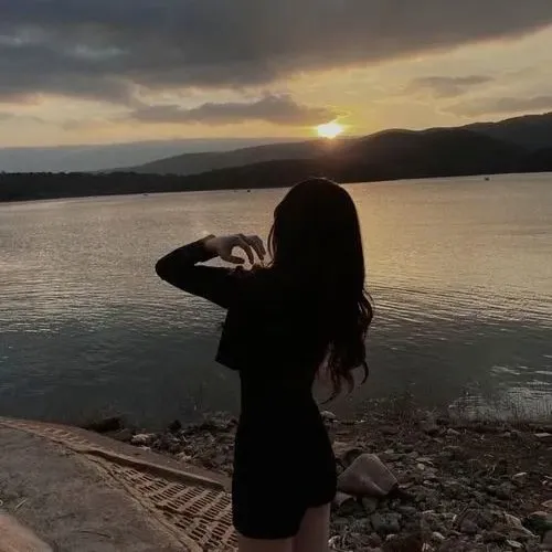 Avatar cô gái quay lưng kể câu chuyện không cần gương mặt