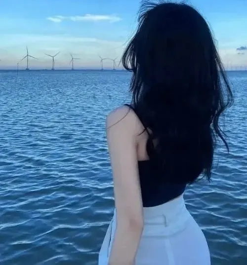 Ảnh đại diện cô gái quay lưng trong ánh sáng trầm