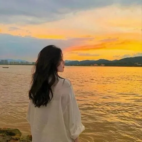 Dáng quay lưng của cô gái tạo khoảng lặng tự sự