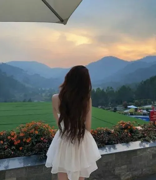 Dáng người trong không gian gợi cô đơn