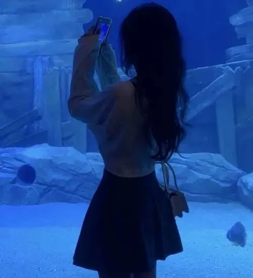 Hình profile cô gái quay lưng mơ hồ