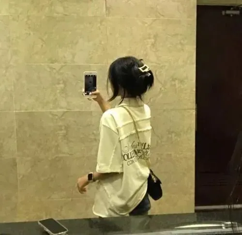 Ảnh đại diện cá nhân cô gái quay lưng nghệ thuật