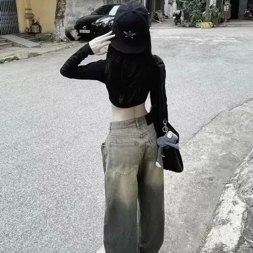 Ảnh profile nhìn từ sau cô gái quay lưng nghệ thuật