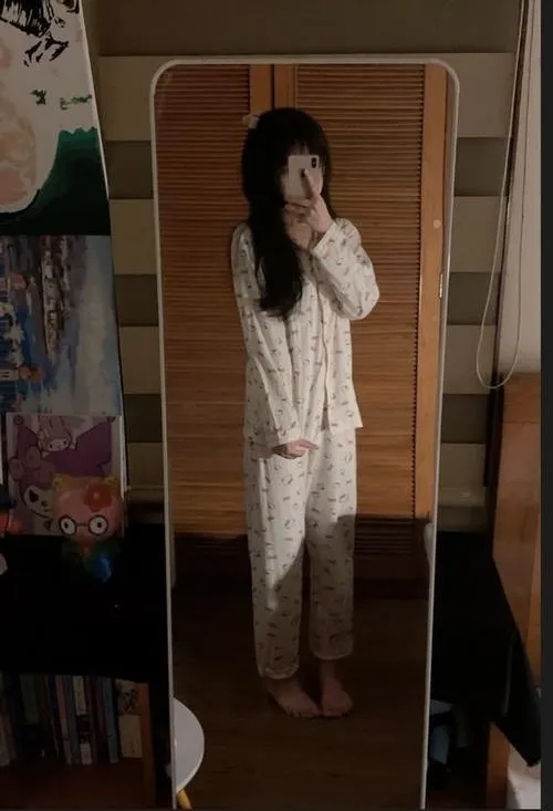 Gái xinh chụp gương che mặt mang chất đời thường trầm