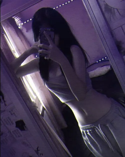 Phong cách che mặt bằng điện thoại làm nổi bật nét xinh tự nhiên