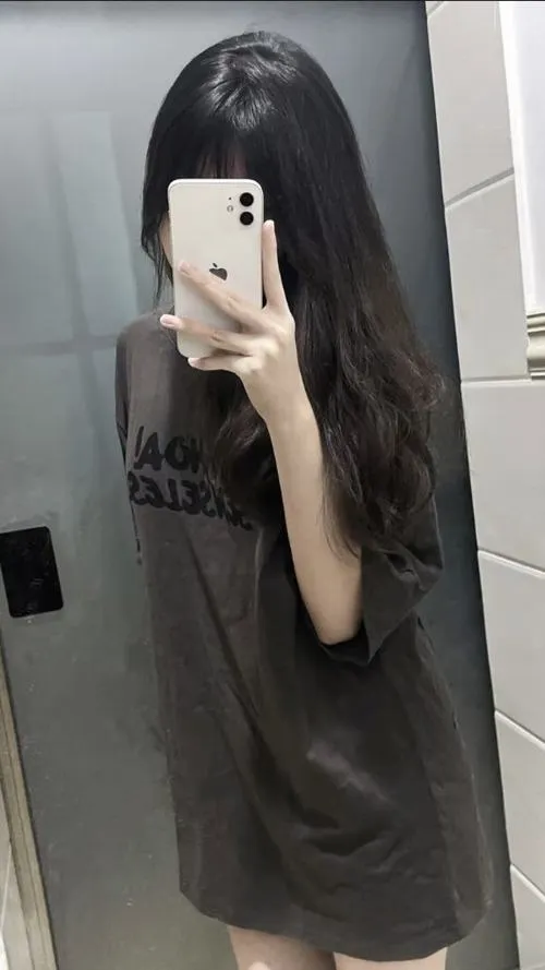 Bố cục tối giản giữ cô nàng xinh xắn che mặt tinh tế