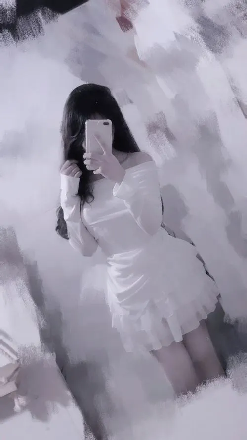 Tông màu trầm bao quanh gái xinh che mặt đầy cảm xúc