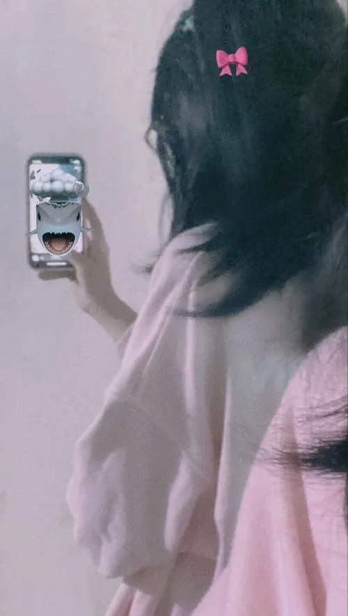 Khuôn mặt và đôi mắt ẩn sau điện thoại tạo gợi tò mò