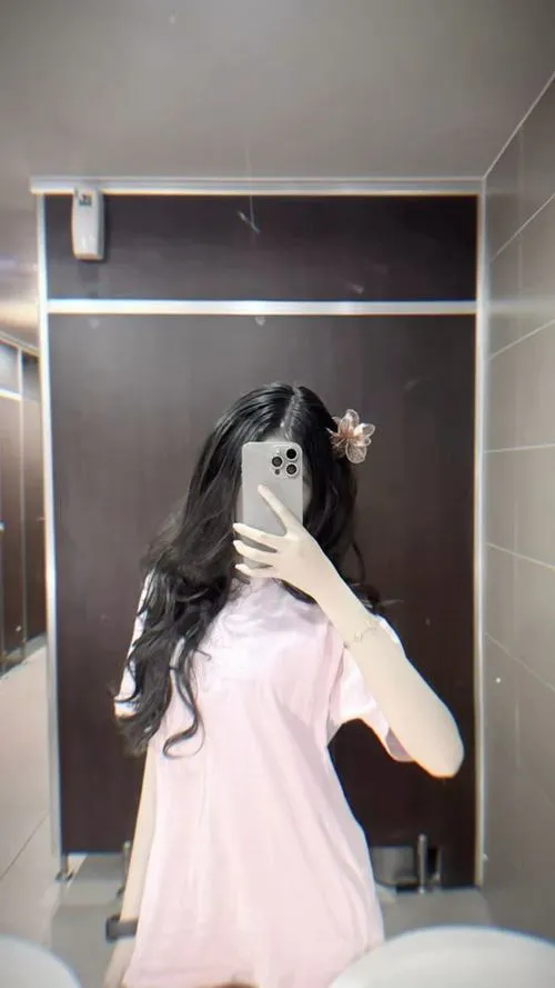 Nghệ thuật hiện lên khi gái đẹp che mặt trong khung hình