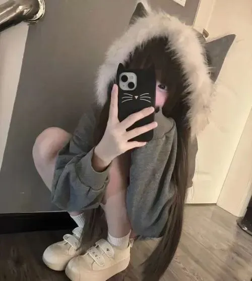 Màu da tự nhiên nổi bật nhờ ánh sáng mềm khi che mặt