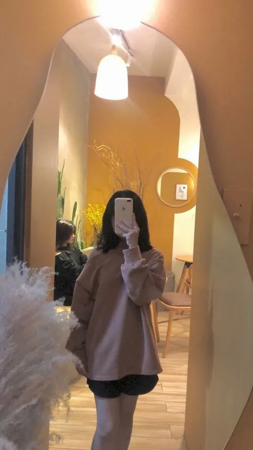 Kín đáo che mặt điện thoại tạo cảm giác gần gũi cho cô gái