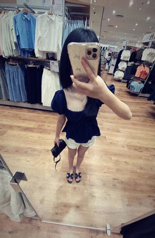 Gái đẹp tóc dài che mặt bằng điện thoại tạo sức hút bí ẩn rất riêng trong từng khung hình