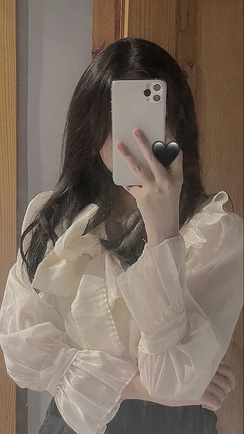 Cô nàng xinh xắn che mặt tạo bí ẩn vừa đủ trong khung hình trầm