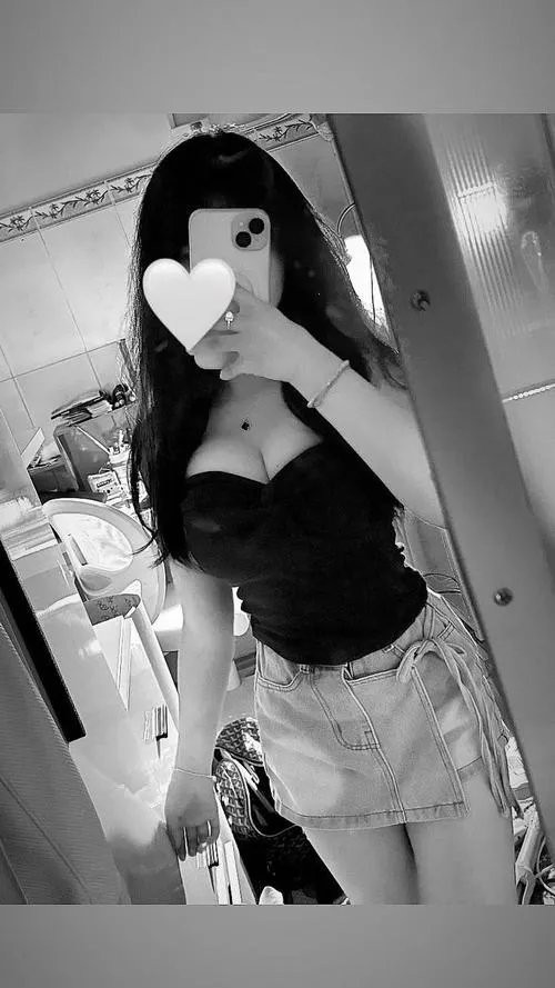 Gương mặt ưa mắt che mặt bằng điện thoại trước gương