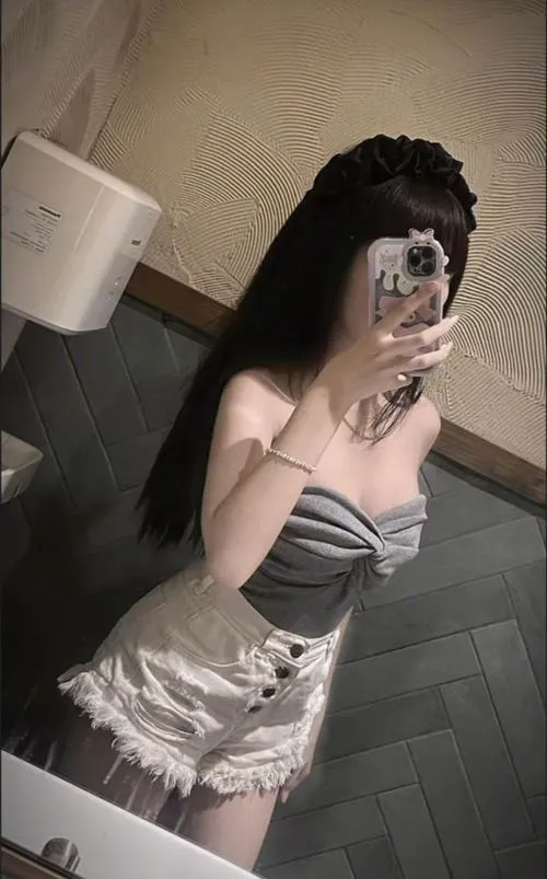 Gái đẹp tóc dài chụp ảnh gương che mặt bằng điện thoại thông minh kín đáo