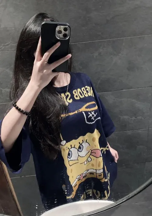 Cô nàng xinh xắn chụp ảnh che mặt bằng điện thoại mang vibe nghệ thuật nhẹ nhàng