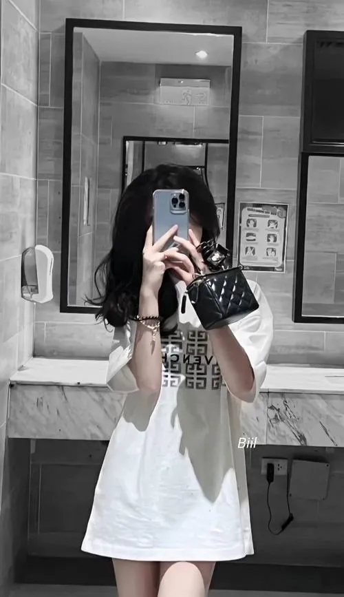 Gương mặt ưa mắt nửa kín nửa hở nhờ góc chụp che mặt tinh tế