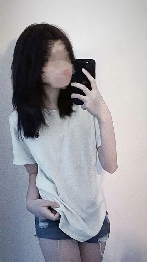 Gái đẹp tóc ngang vai kín mặt sau điện thoại tạo chiều sâu cảm xúc cho bức ảnh