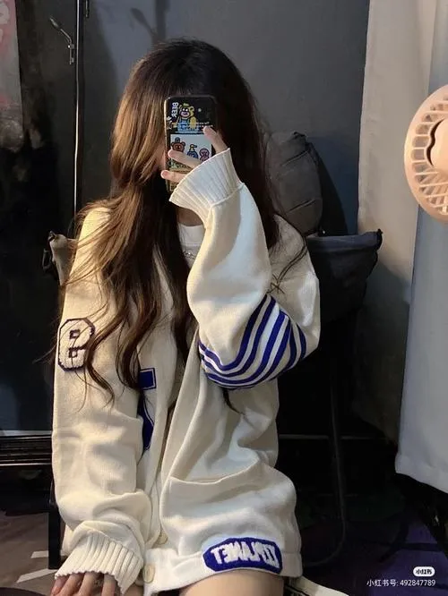 Gái xinh chụp gương che mặt mang vibe nghệ thuật nhẹ đời thường