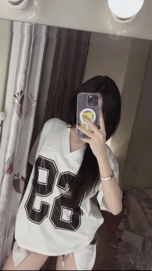 Ảnh gương gái đẹp giấu mặt bằng điện thoại tông màu lạnh