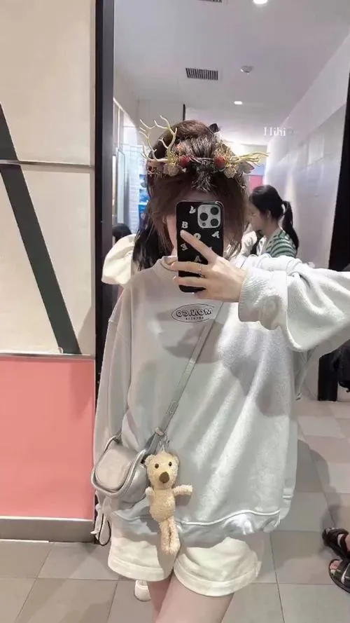 Cô gái đẹp giấu mặt sau điện thoại và câu chuyện chưa kể trong ảnh