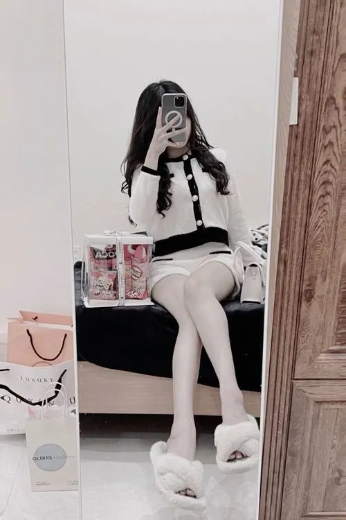 Ảnh selfie cô gái tóc dài che mặt trong không gian làm nền tinh khôi