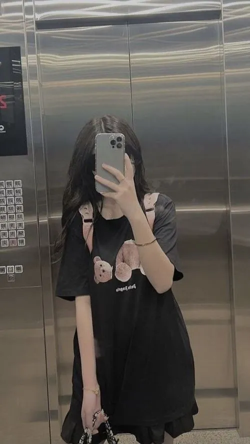 Ảnh chân dung thiếu nữ che mặt tạo chiều sâu bố cục nhẹ