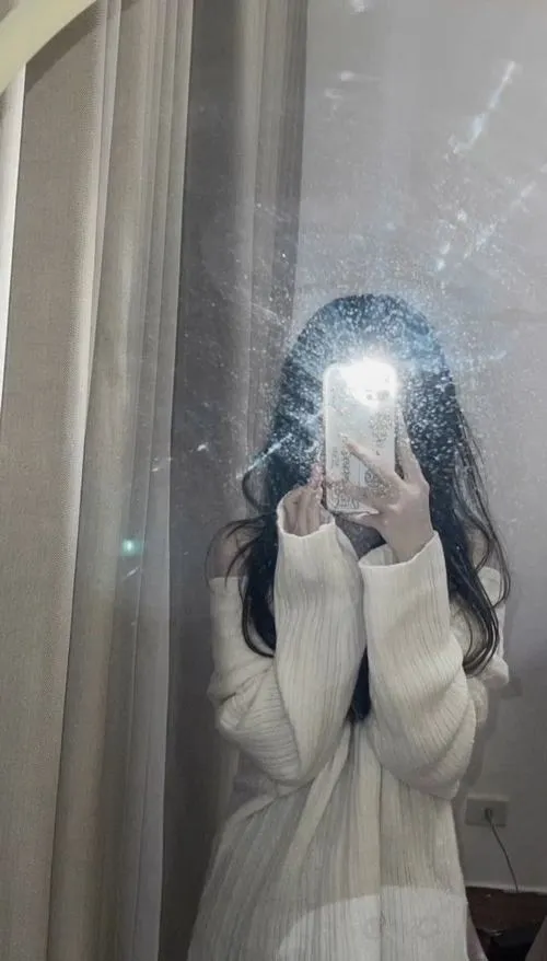 Nàng thơ giấu khuôn mặt sau điện thoại tạo biểu cảm lấp lửng riêng tư