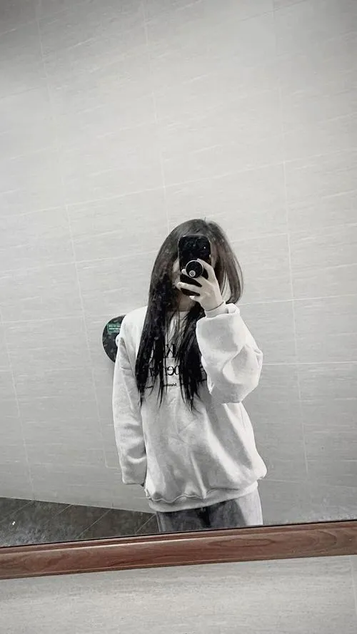 Thiếu nữ ưa nhìn dùng điện thoại làm đạo cụ giấu danh tính nghệ thuật