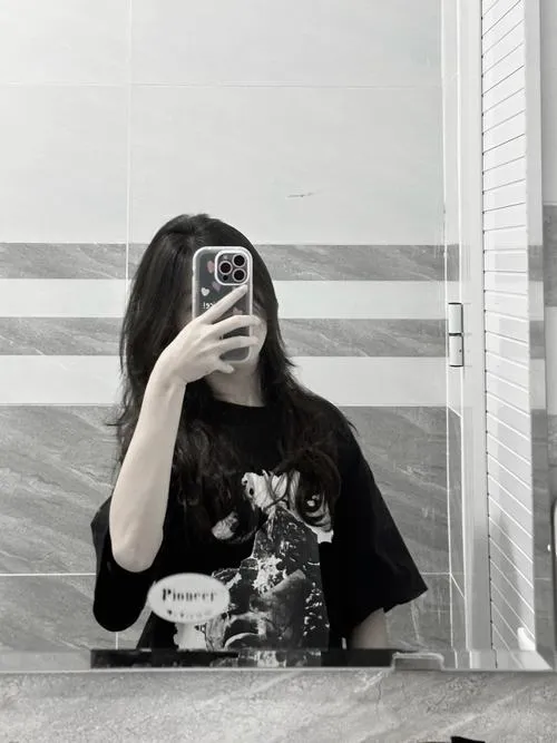 Khung ảnh vuông giữ gái xinh che mặt phong cách đời thường