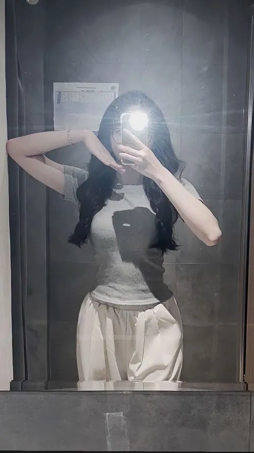 Bộ 60 Ảnh Gái Đẹp Che Mặt Bằng Điện Thoại trước gương nổi bật nét cool ngầu