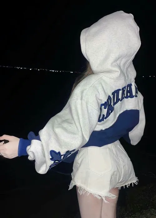 Outfit thuộc phong cách tối giúp gái xinh che mặt