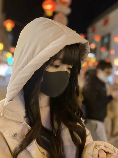 Gái xinh mũ lưỡi trai che mặt tạo cá tính lạnh lùng