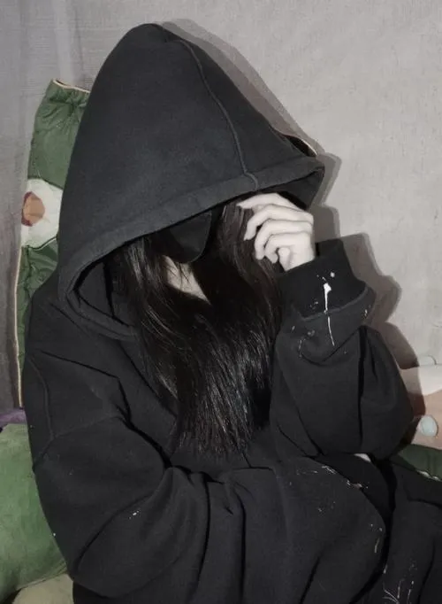 Khuôn mặt giấu sau tay tạo bí ẩn cho gái xinh