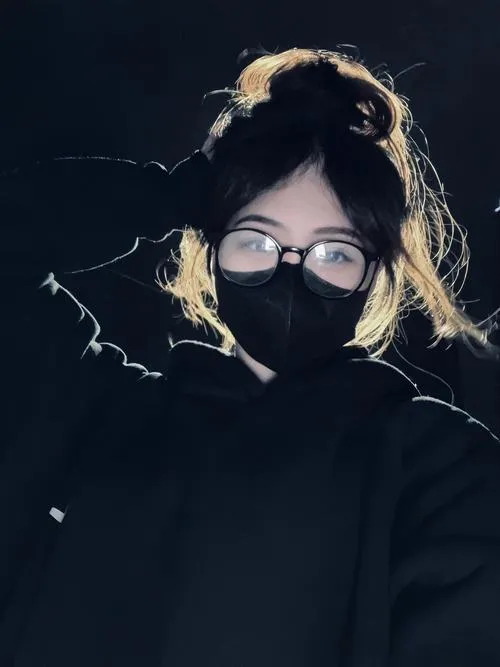 Gái đẹp lạnh lùng ẩn mình sau khẩu trang và vibe ngầu