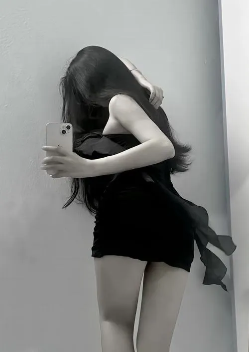 Gái đẹp che mặt toát lạnh vibe giữa khung hình trầm