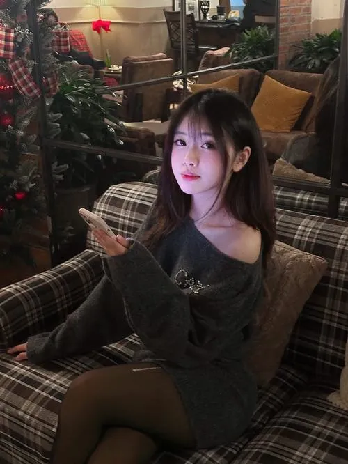 Phụ nữ mang vẻ xinh xắn đầy sức sống