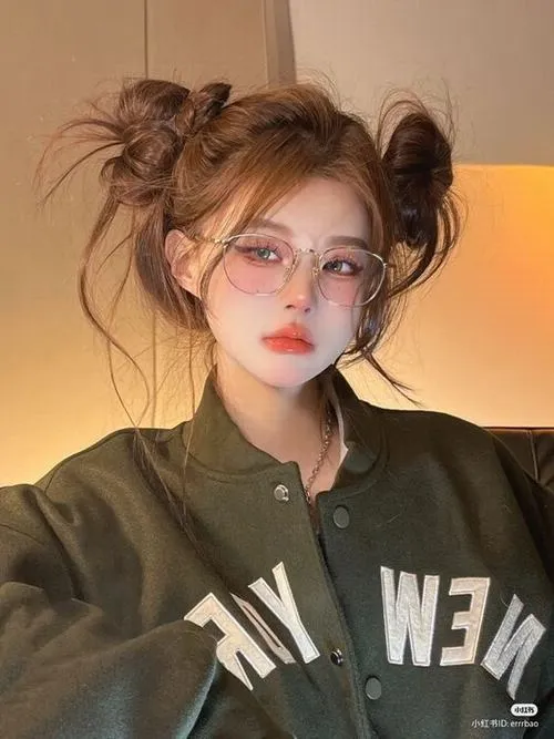 Đôi mắt và bờ môi tạo điểm nhấn